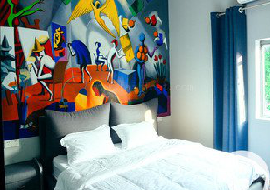 镇康对于酒店的墙体彩绘而言更注重哪些方面？